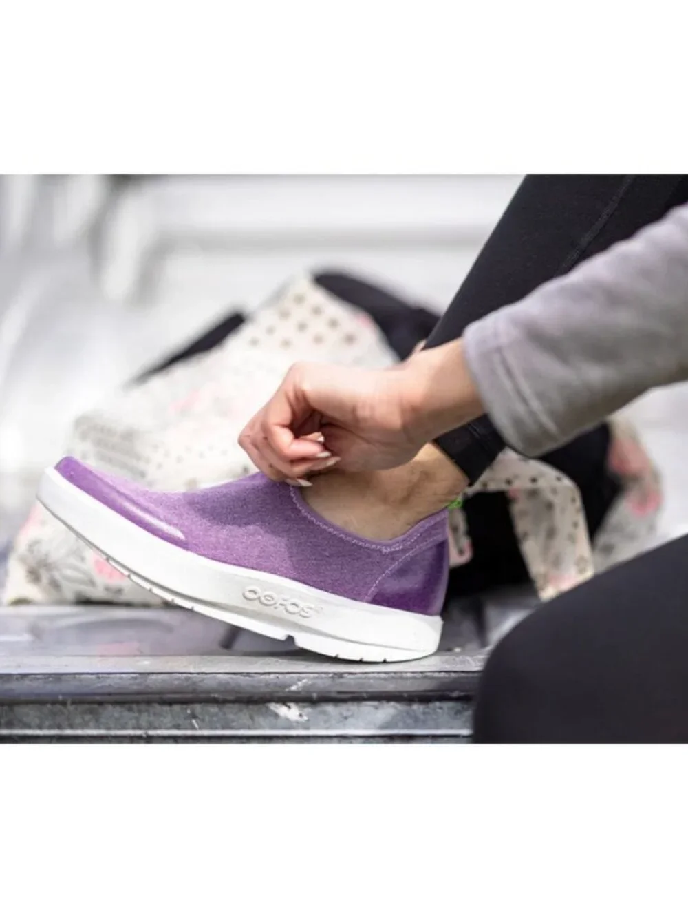 (New) OOFOS – OOmg eeZee Low‎ Recovery Shoes (Purple Wash) – Women's 6